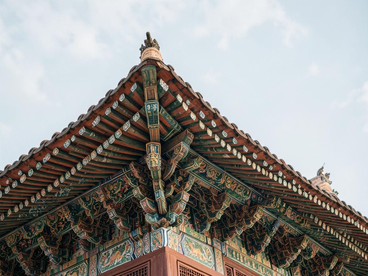 Detalhe do telhado ornamentado de um palácio coreano em Seul